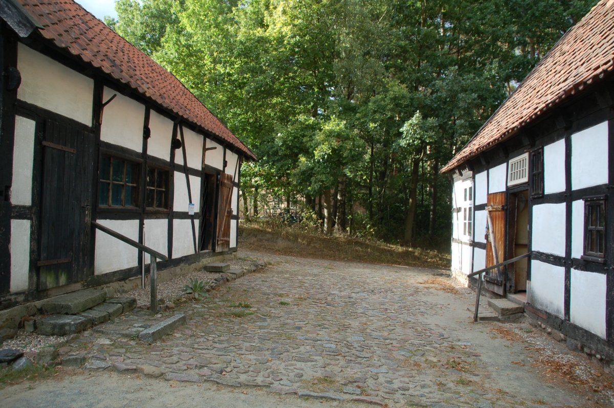 Stall (l.) und Tagelöhnerhaus (r.) aus Abbendorf