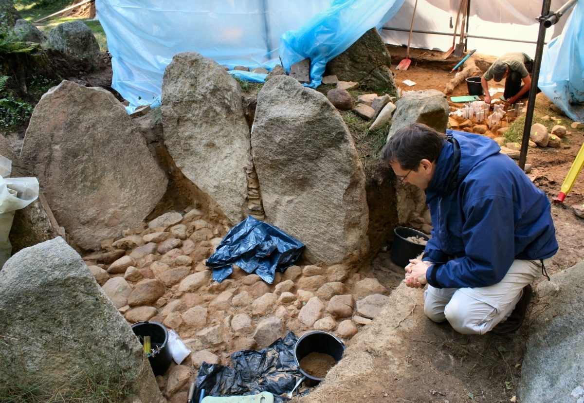 Blick in die Grabkammer des "Königsgrabes" Lüdelsen 6 während der Ausgrabung