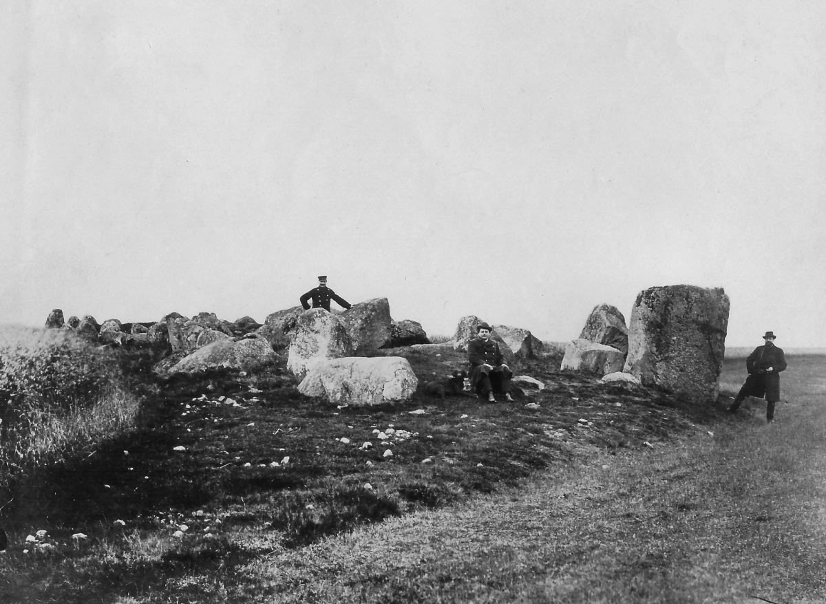 Großsteingrab Drebenstedt um 1890, Mitte Konrad Zechlin, rechts Eduard Krause. Foto: Sammlung Eduard Krause, Danneil-Museum Salzwedel