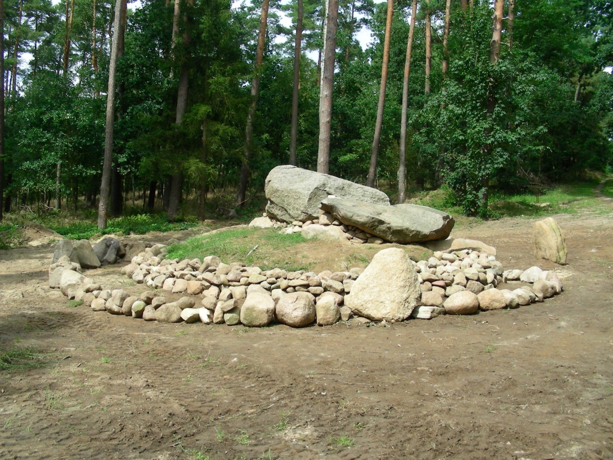 Rekonstruktion des Großsteingrabes von Lüdelsen 3 nach der Ausgrabung